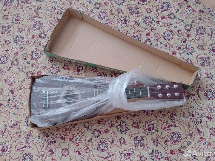 Гитара маленькая