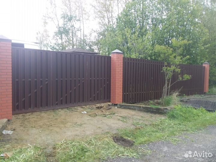 Заборы из евроштакетника с полимерным покрытием