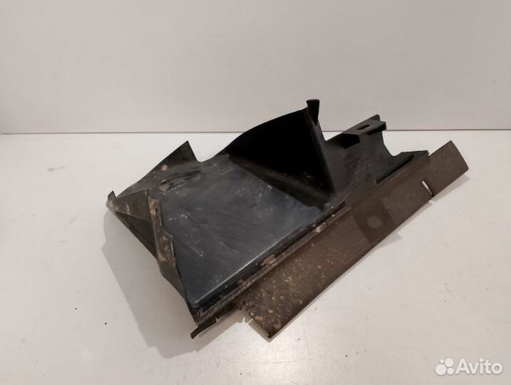 Дефлектор радиатора передний правый Ford Focus 2