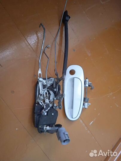 Замок Тойота спринтер 100 передний правый