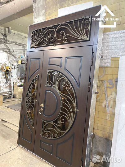 Дверь входная в коттедж со стеклом