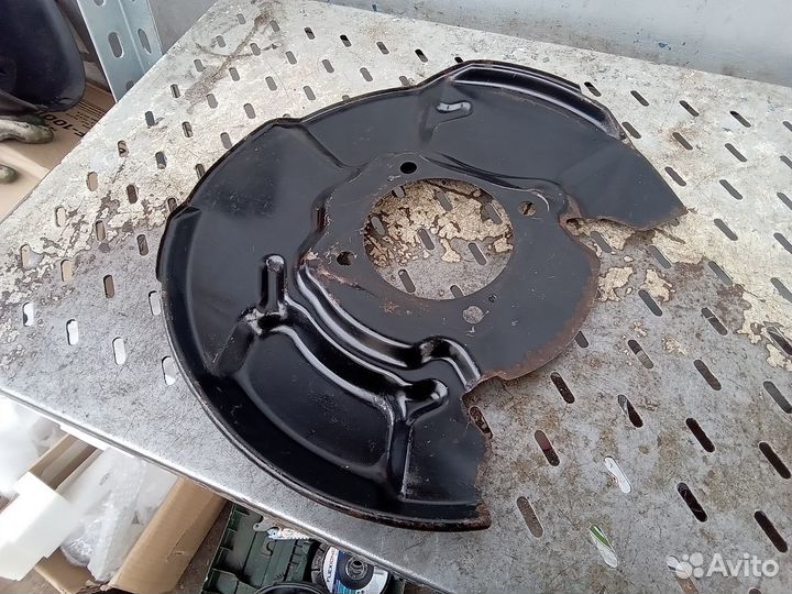 Щиток тормозного диска правый передний Toyota LC P