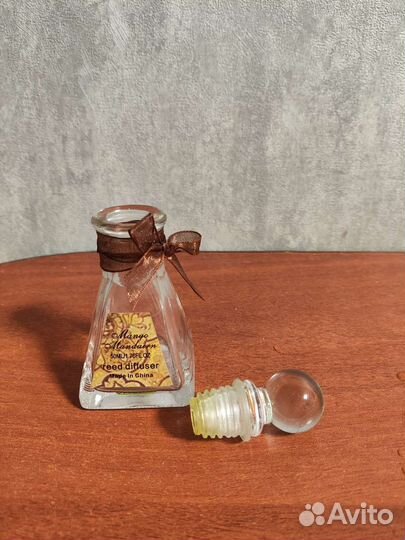 Пузырёк с притертой заворячивающейся крыжкой