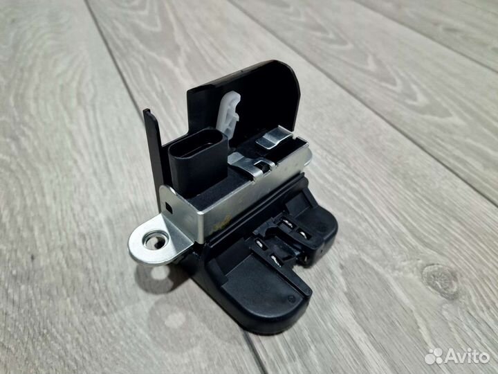 Замок багажника VW Golf 5/6, Passat B6 1K6827505C