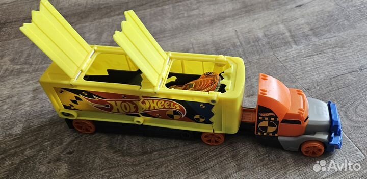 Машинка Hot Wheels Крушащий грузовик GCK39
