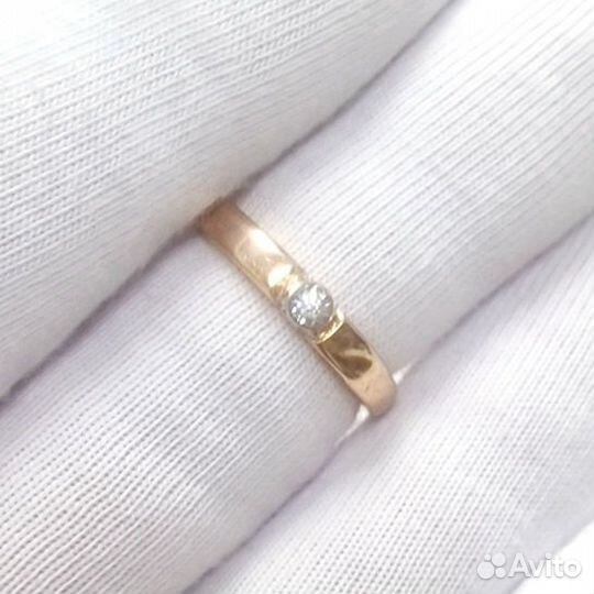 Золотое кольцо с бриллиантом 15,5р