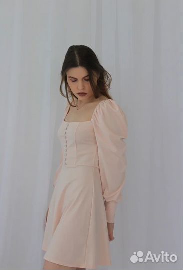 Нежно-розовое летнее платье