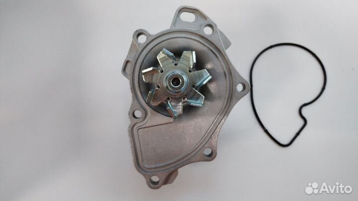 Помпа водяная Gates на toyota Новая