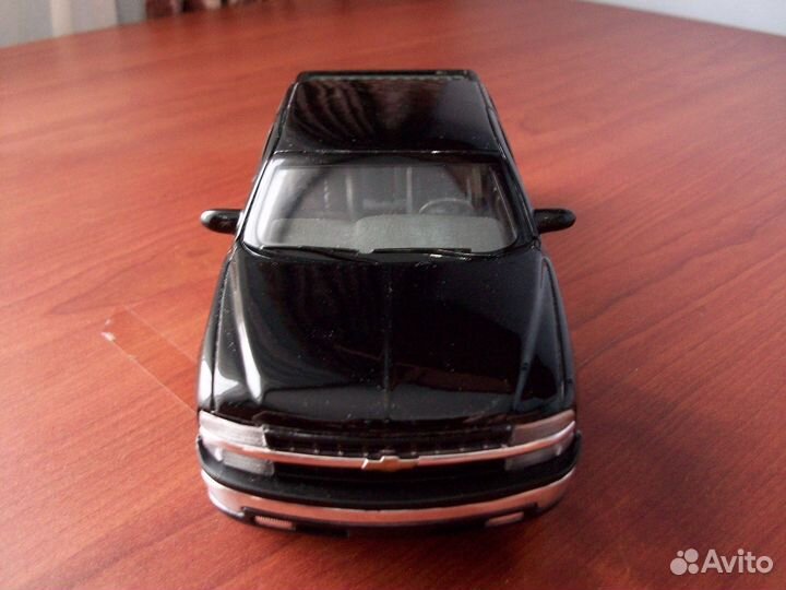 Модель Maisto 1/27 Chevrolet Silverado 1500 (2000)