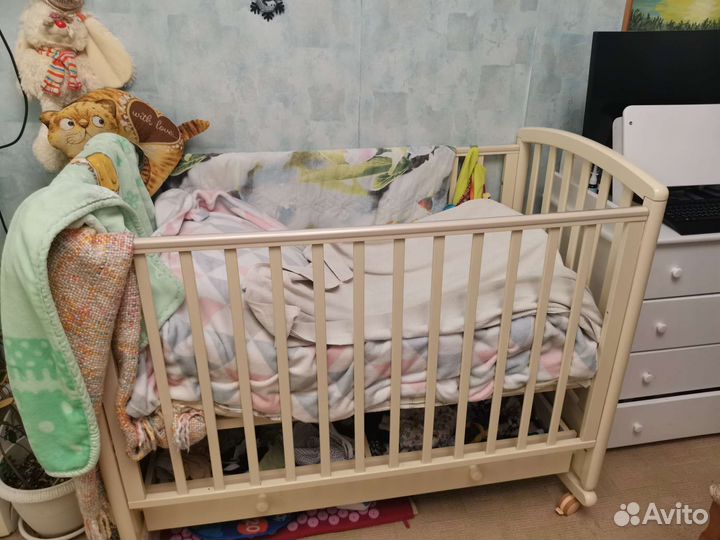 Детская кровать с маятником