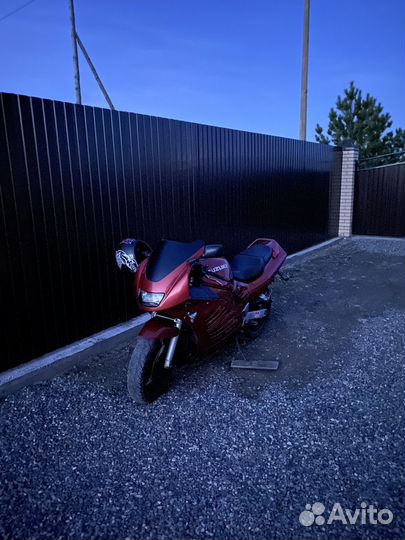 Suzuki RF900R
