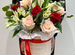 Розы, альстромерии и эвкалипт в шляпной к�оробке