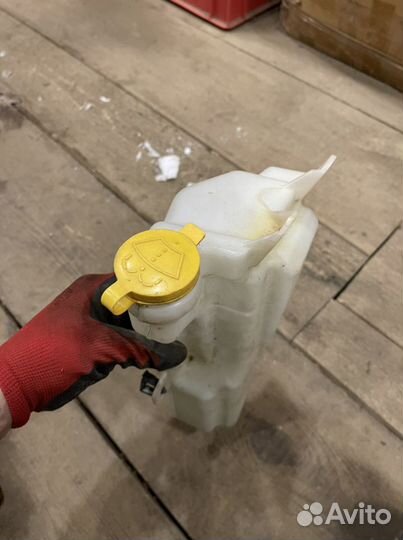 Бачок оригинальный Ford Ranger 2 / Mazda BT