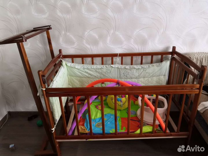 Детская кроватка с поперечным маятником
