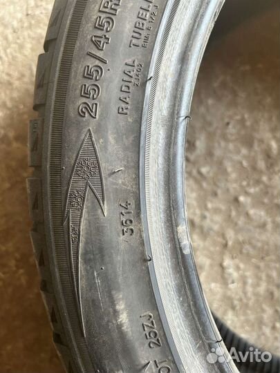 Tri Ace Snow White II 255/45 R20