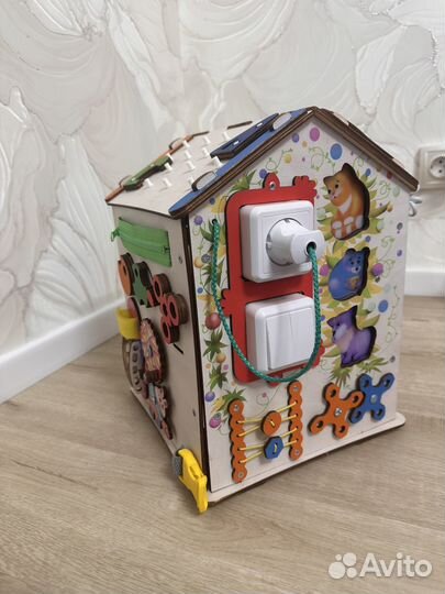 Бизиборд домик