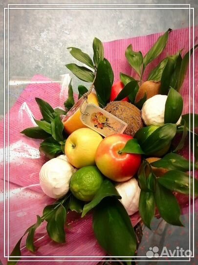 Букет из цветов фруктов зелени