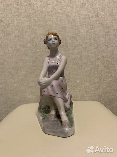 Фарфоровая статуэтка Девушка с книгой