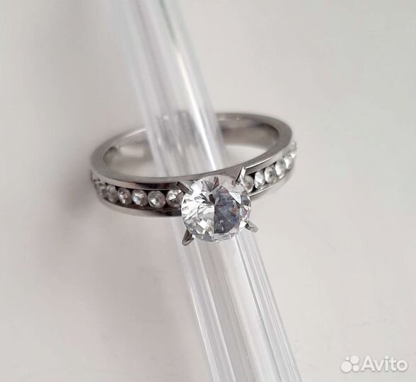 Кольцо с фианитами