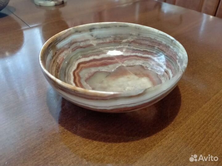 Предметы из оникса: шар, ваза, блюдце