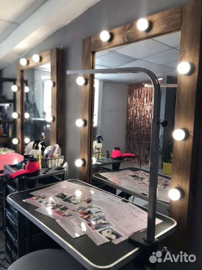 Гримерное зеркало с лампочками