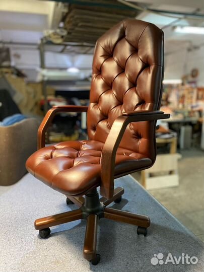Офисное кресло в кабинет