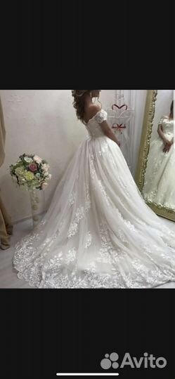 Свадебное платье со шлейфом длинным