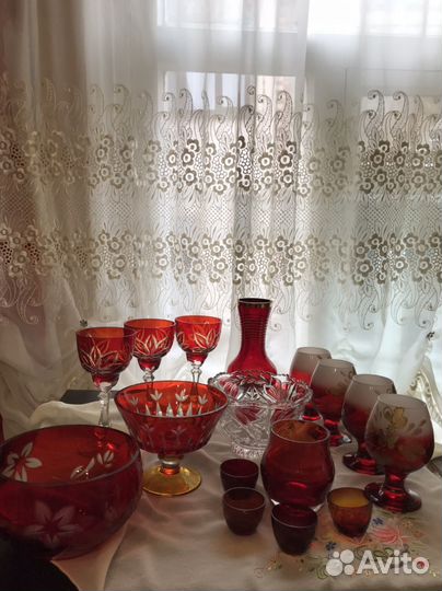 Вазы, фужеры из рубинового хрусталя и стекла
