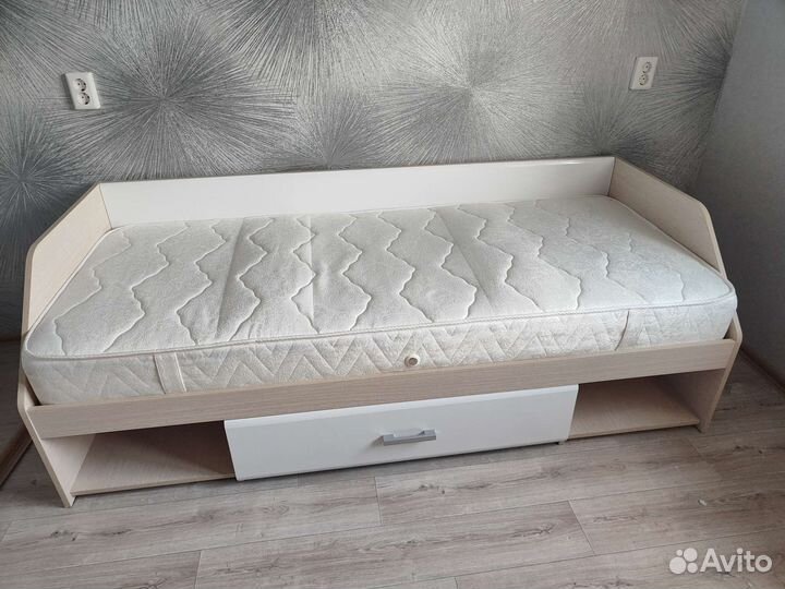 Кровать детская с матрасом, стол письменный