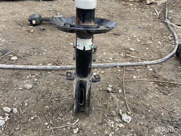 Передняя стойка левая Мерседес вито 639