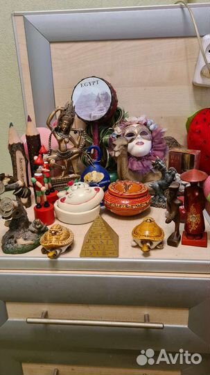 Много разных статуэткифигурок сувениров