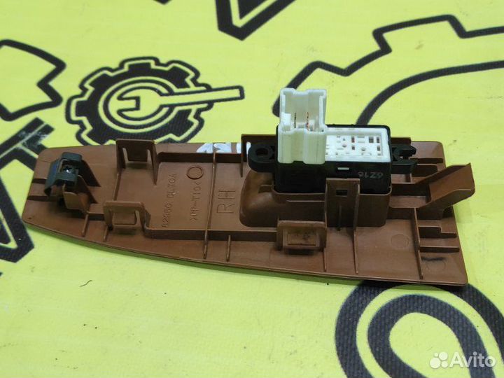 Кнопка стеклоподъемника задняя правая Infiniti