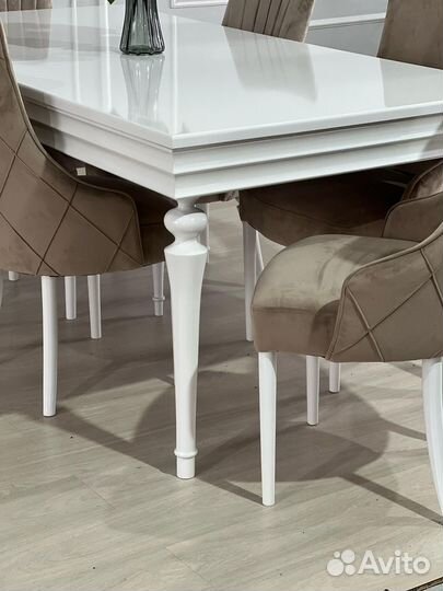 Стол и стулья