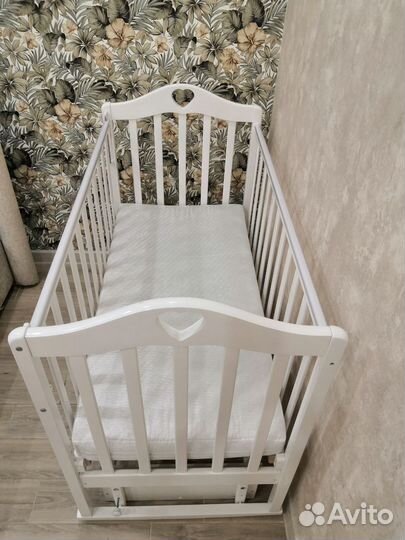 Детская кроватка с маятником белая