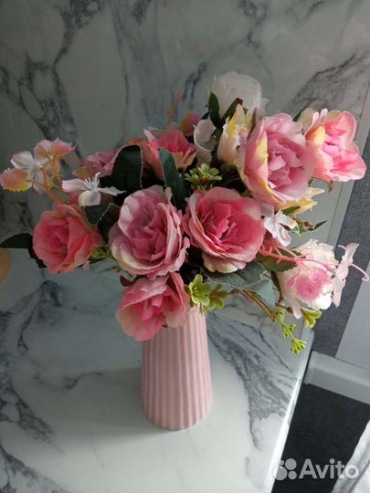 Ваза с искусственными цветами