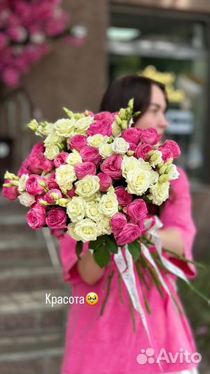 Букет из кустовых роз и эустомой