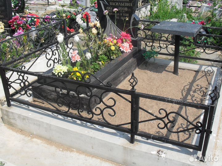 Оградка на кладбище