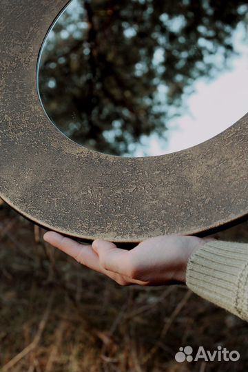 Зеркало с декоративной окантовкой