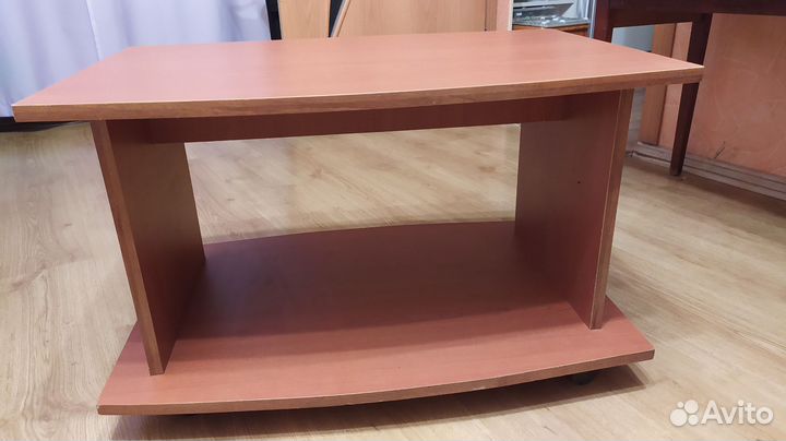 Столик на колесиках