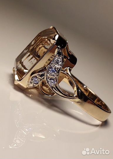 Золотое кольцо с натуральным топазом