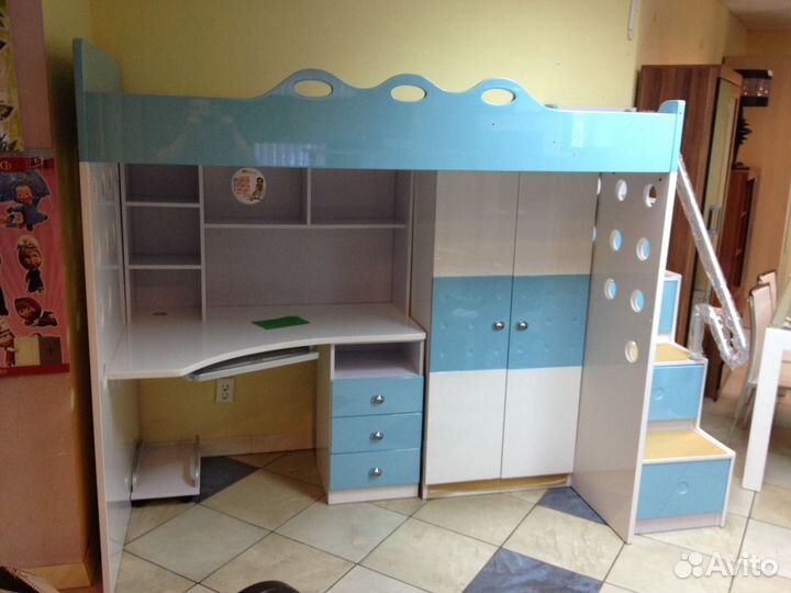 Детская кровать с столом и шкафом