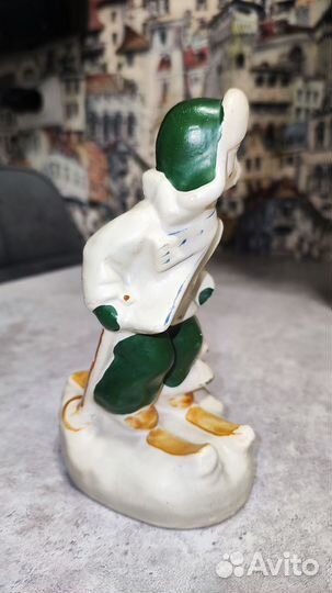 Статуэтка мальчик на лыжах