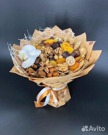 Букет из орехов