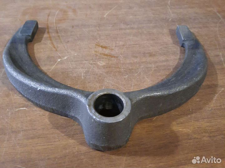 Вилка переключения кпп 2-й и 3-й передачи маз