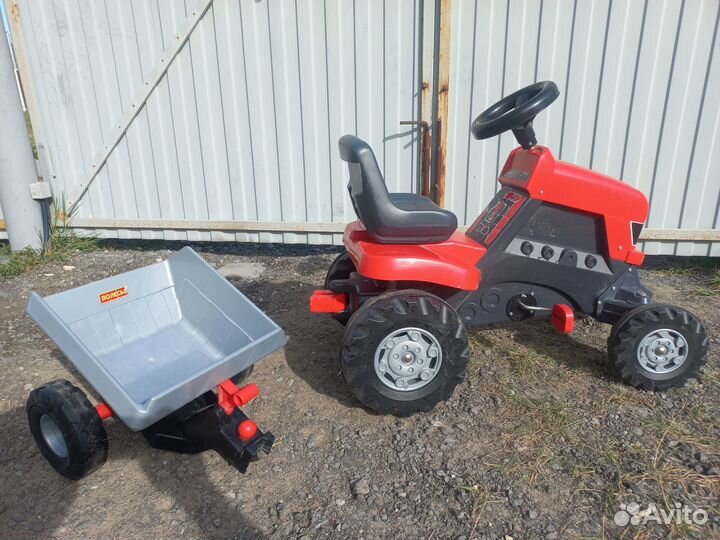 Детский трактор с педалями и телегой