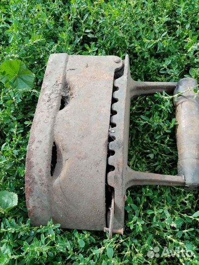 Старинный угольный утюг