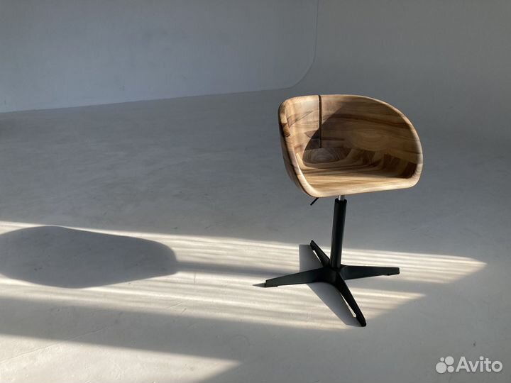 Компьютерный стул из ореха