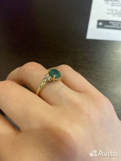 Золотое кольцо с изумрудом и бриллиантами