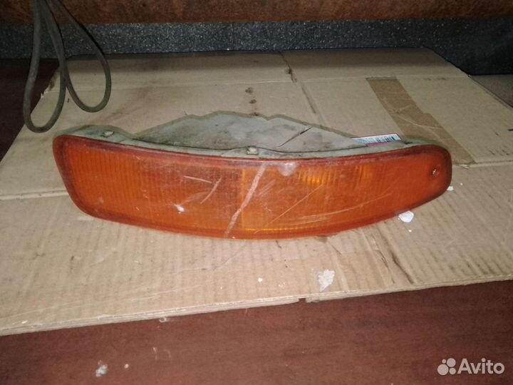 Поворотник в бампер передний правый Toyota Carina