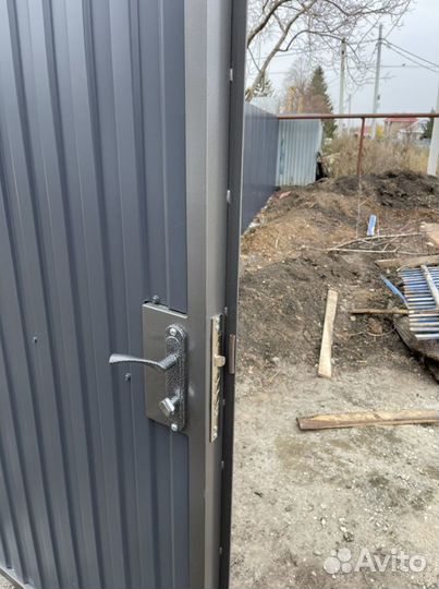 Металлический забор с воротами и калиткой